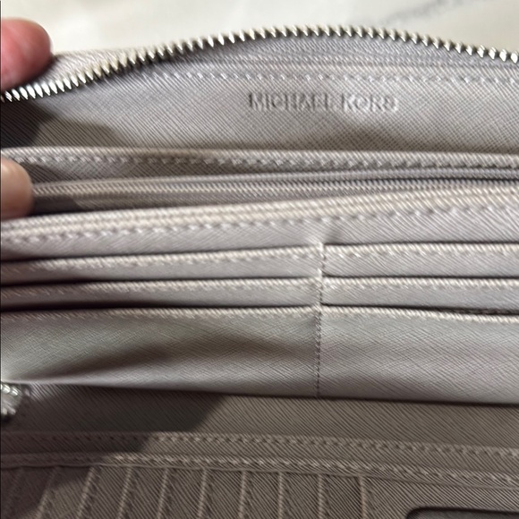 Michael Kors Jet Set Travel Continental Light Grey Logo Wristlet - Picture 10 of 12